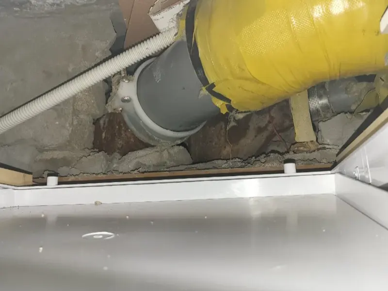 포항 북구 천장 점검구 안으로 보이는 배수관