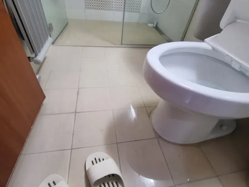 포항 북구 물이 넘쳐 젖은 화장실 바닥